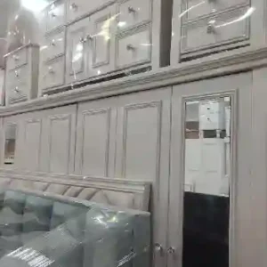 غرف نوم مستعملة بحالة جيدة تشمل سرير ودولاب وتسريحة مناسبة للاستخدام اليومي