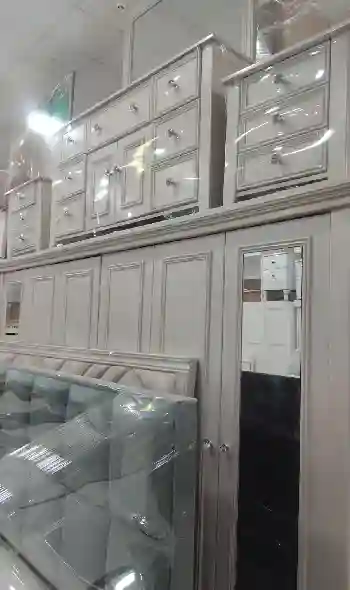 غرف نوم مستعملة بحالة جيدة تشمل سرير ودولاب وتسريحة مناسبة للاستخدام اليومي