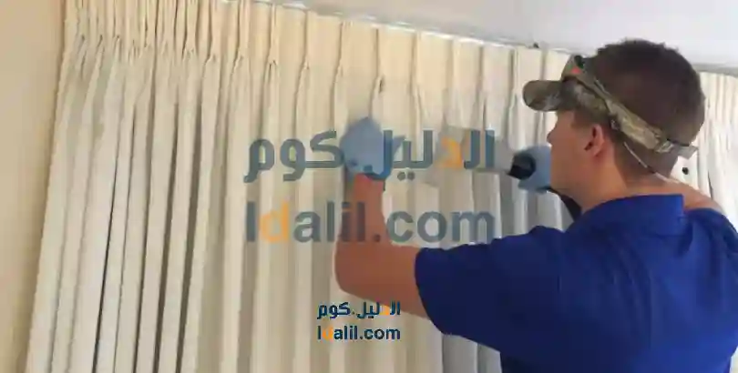 فني تركيب ستائر الأحمدي يقوم بتثبيت ستائر حديثة بشكل احترافي لتنسيق الديكور الداخلي